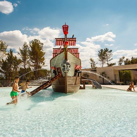 Mobile Homes Camping Santa Marina, Lanterna Tar-Vabriga Exterior foto The pirate ship at the water park