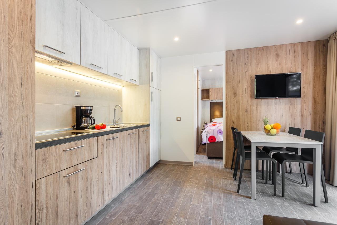 Mobile Homes Camping Santa Marina, Lanterna Tar-Vabriga Exterior foto A typical apartment at the complex