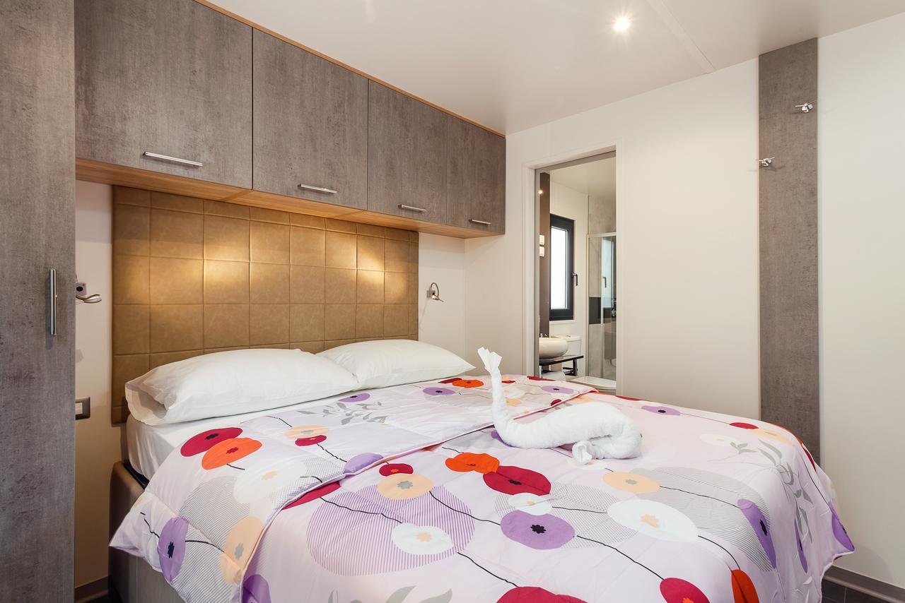 Mobile Homes Camping Santa Marina, Lanterna Tar-Vabriga Exterior foto A bedroom in a static