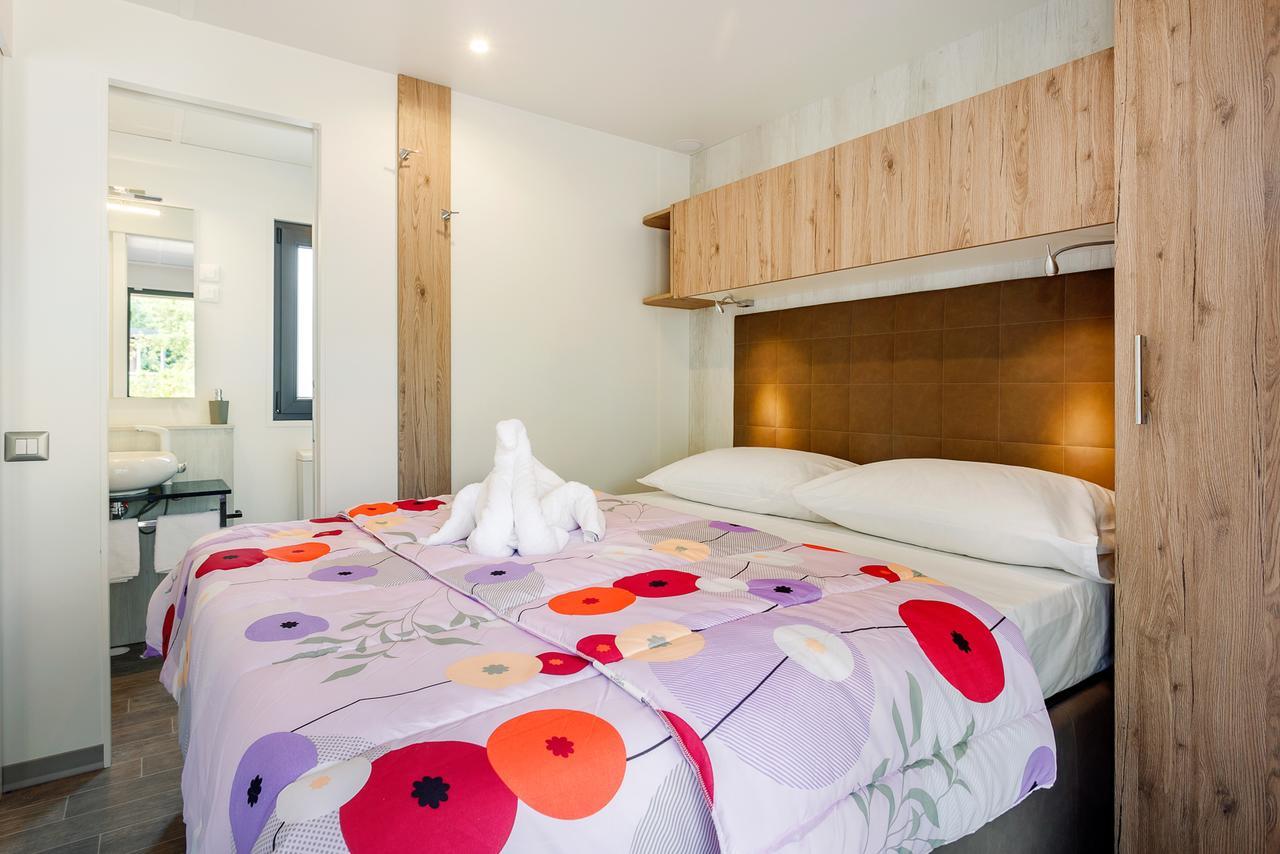 Mobile Homes Camping Santa Marina, Lanterna Tar-Vabriga Exterior foto A bedroom in a typical lodge