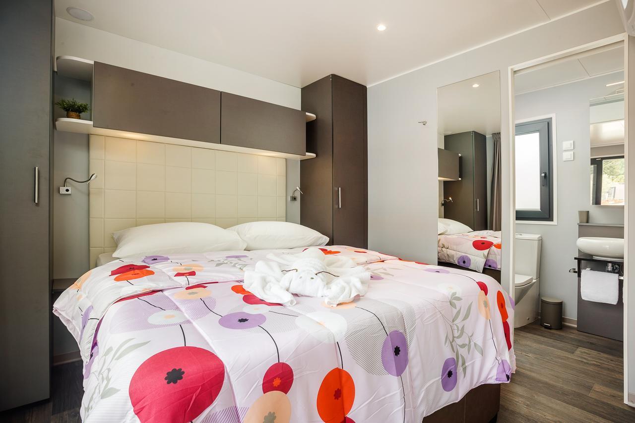 Mobile Homes Camping Santa Marina, Lanterna Tar-Vabriga Exterior foto A bedroom in a static