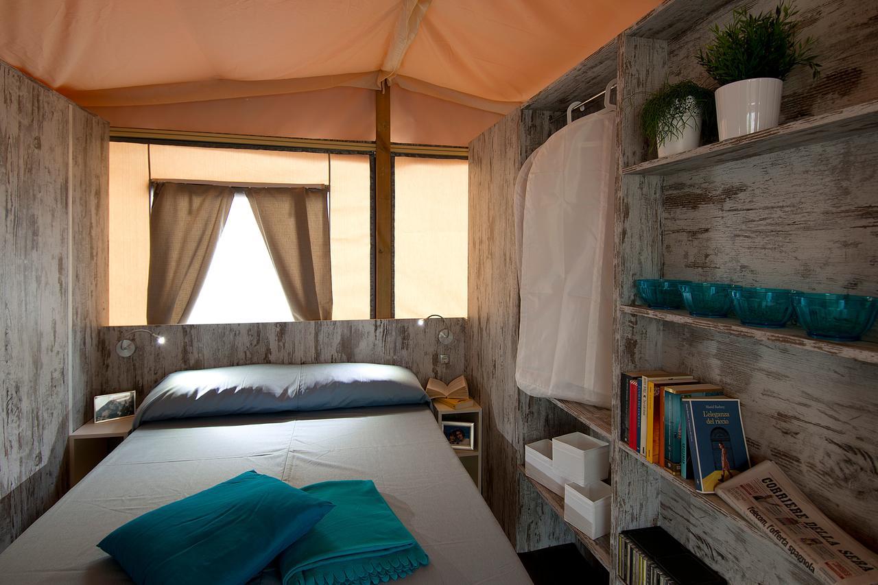Mobile Homes Camping Santa Marina, Lanterna Tar-Vabriga Exterior foto Interior of a Safari Lodge