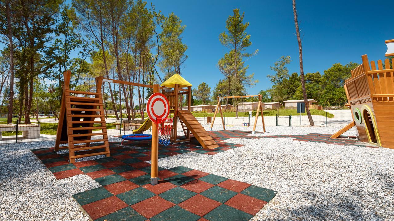 Mobile Homes Camping Santa Marina, Lanterna Tar-Vabriga Exterior foto Playground in the park
