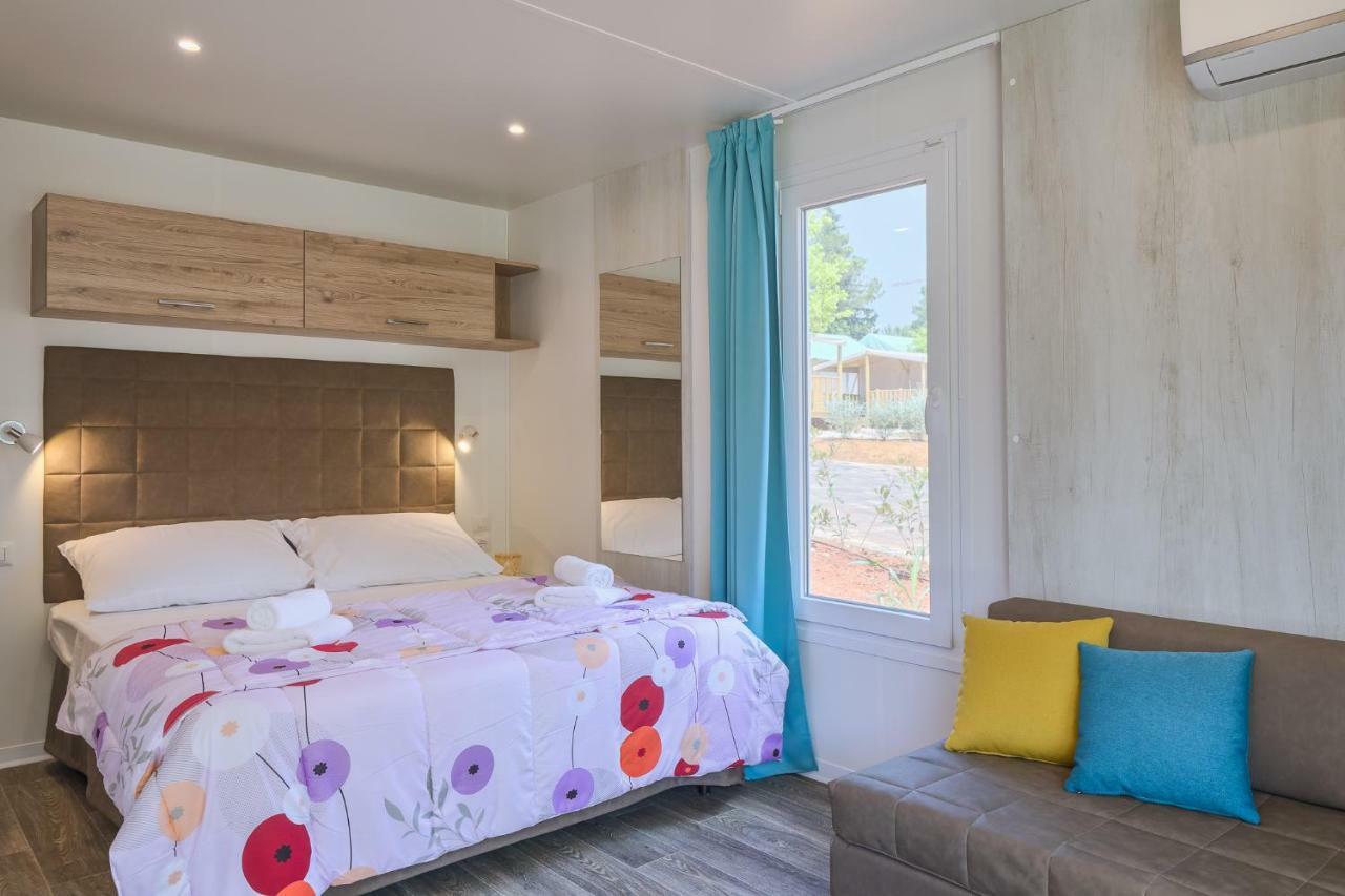 Mobile Homes Camping Santa Marina, Lanterna Tar-Vabriga Exterior foto A bedroom in a mobile home