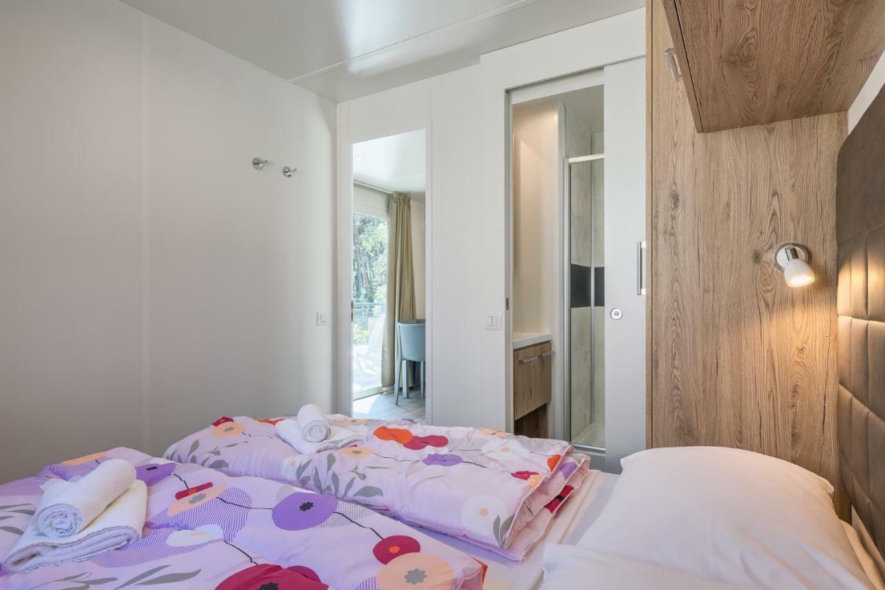Mobile Homes Camping Santa Marina, Lanterna Tar-Vabriga Exterior foto A bedroom in a mobile home
