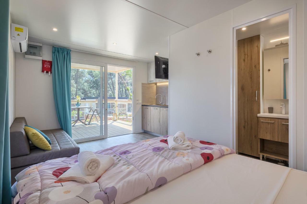 Mobile Homes Camping Santa Marina, Lanterna Tar-Vabriga Exterior foto A typical studio at the resort