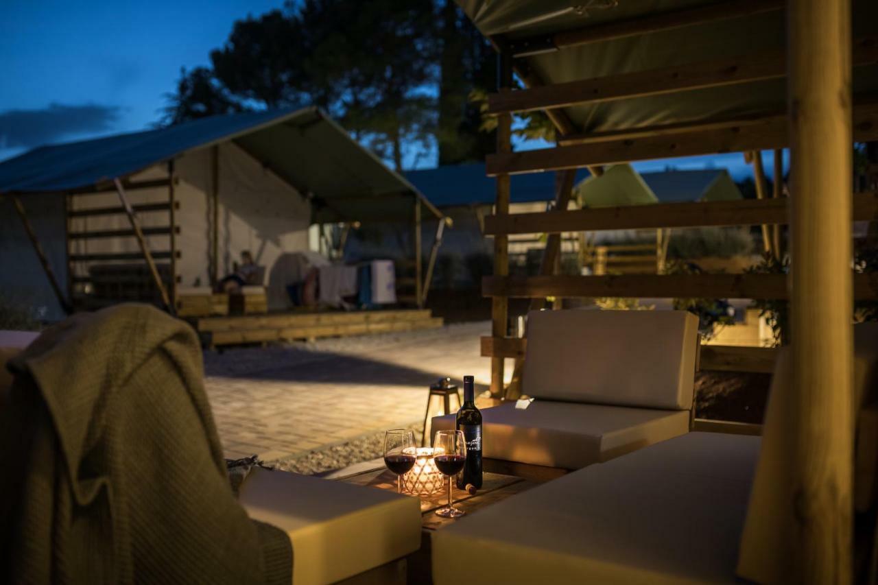 Mobile Homes Camping Santa Marina, Lanterna Tar-Vabriga Exterior foto The resort at night
