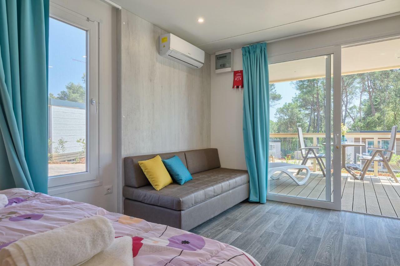 Mobile Homes Camping Santa Marina, Lanterna Tar-Vabriga Exterior foto A living room in a mobile home