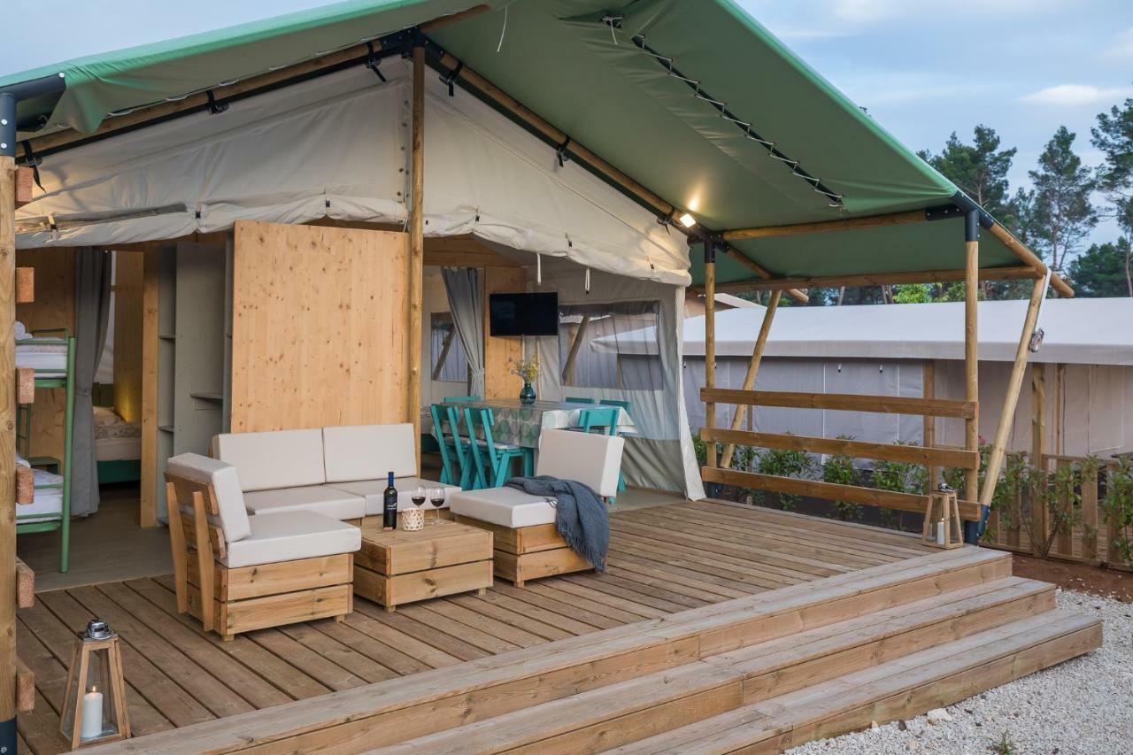 Mobile Homes Camping Santa Marina, Lanterna Tar-Vabriga Exterior foto A mobile home in a campsite