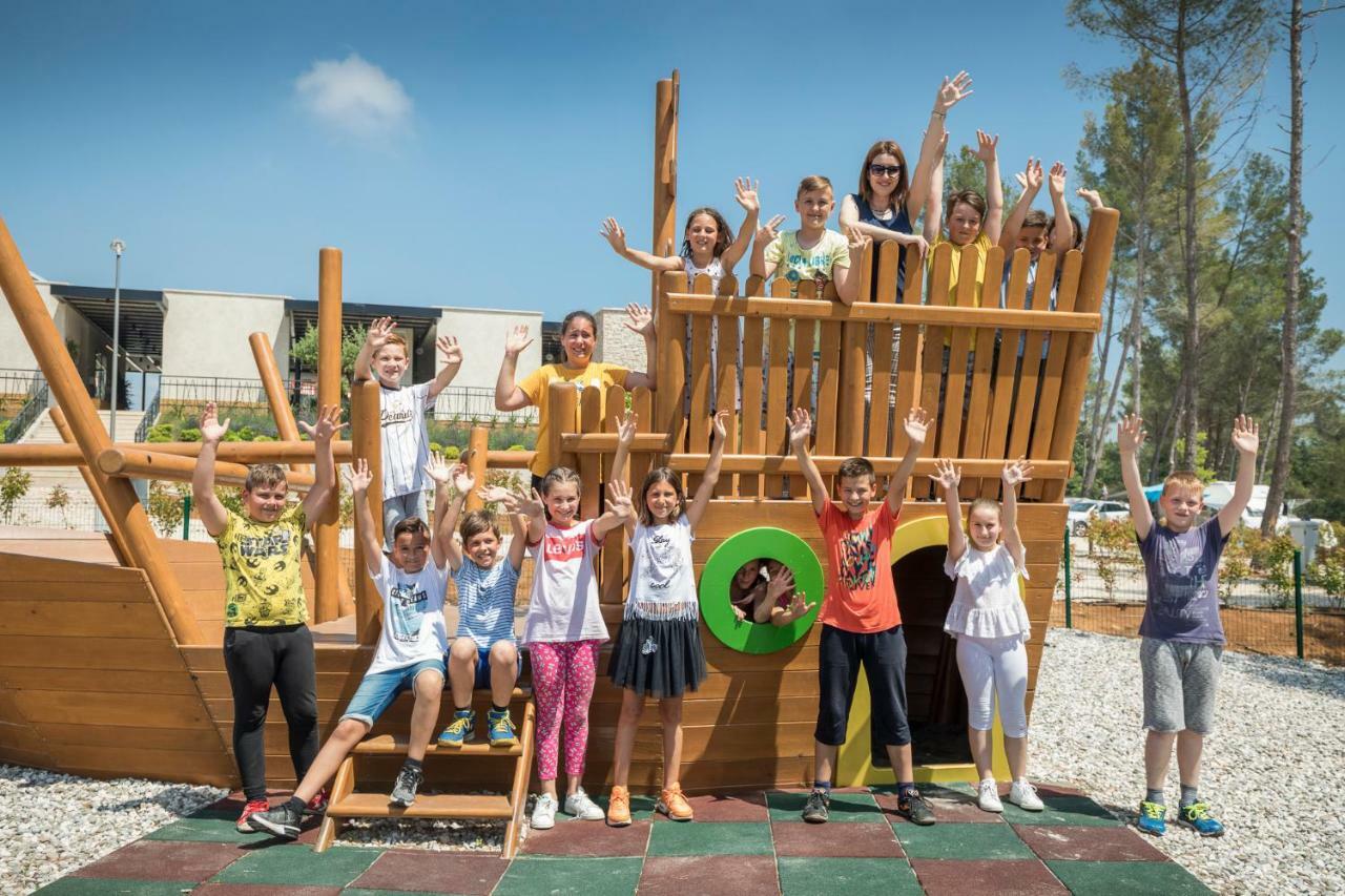 Mobile Homes Camping Santa Marina, Lanterna Tar-Vabriga Exterior foto Children at the school