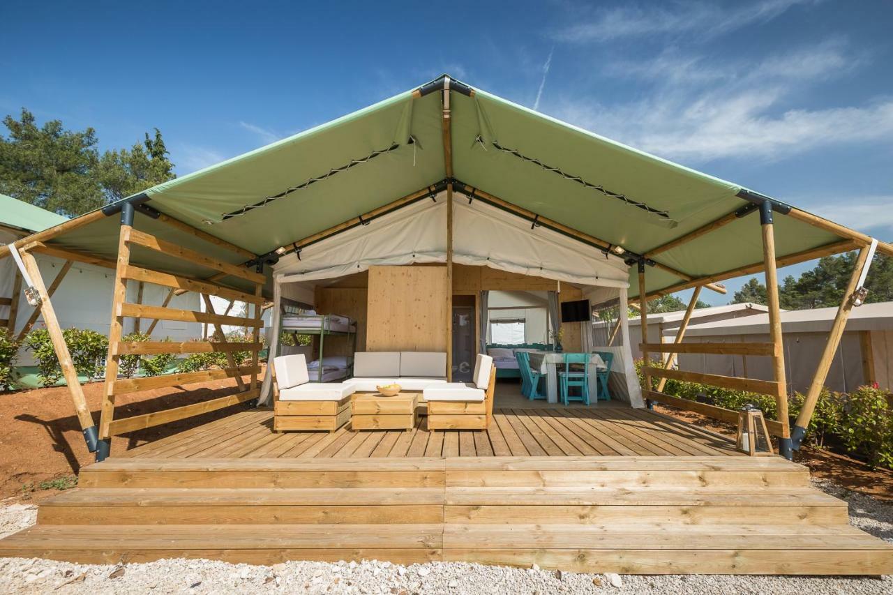 Mobile Homes Camping Santa Marina, Lanterna Tar-Vabriga Exterior foto A canvas lodge