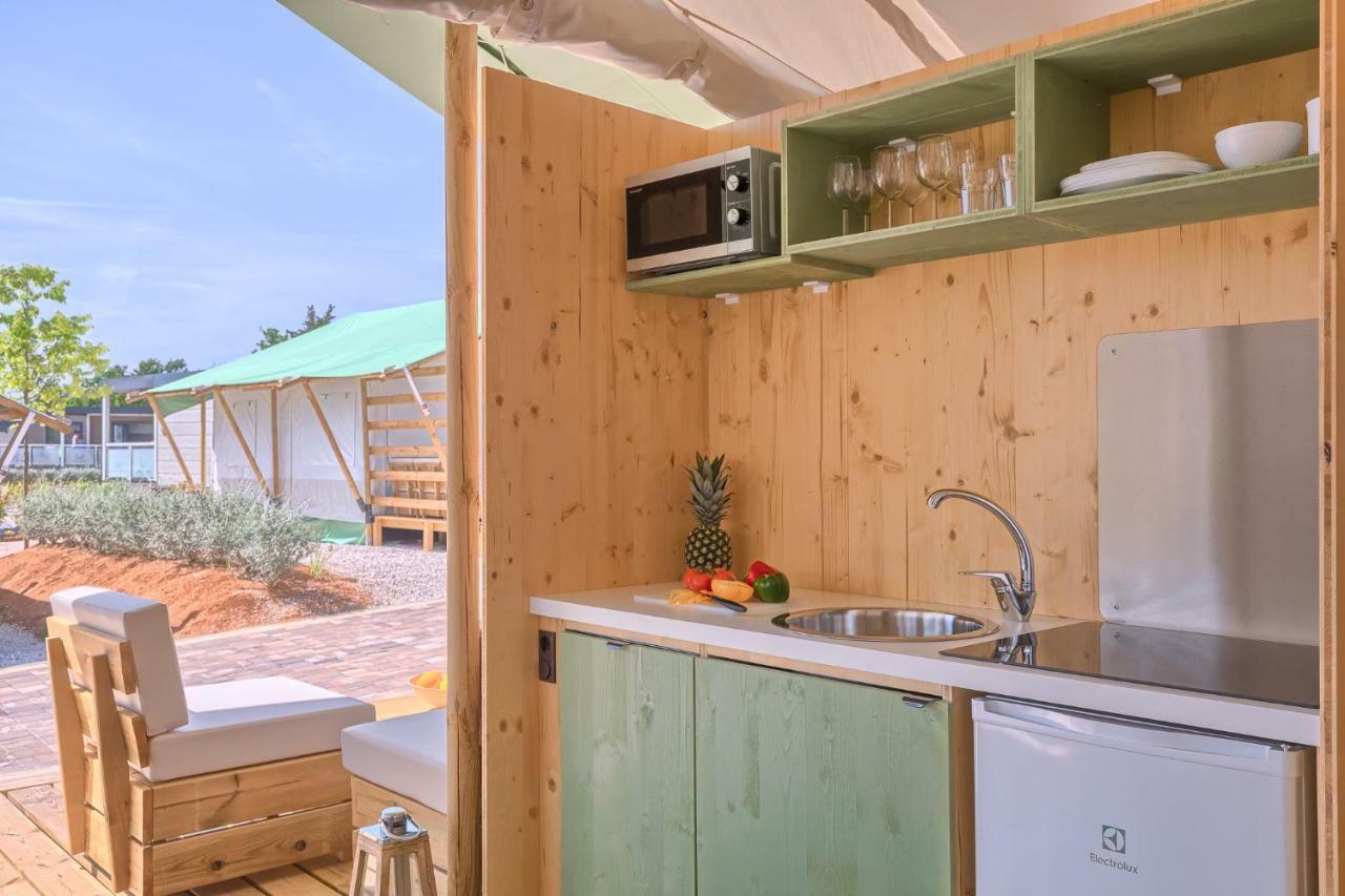 Mobile Homes Camping Santa Marina, Lanterna Tar-Vabriga Exterior foto Kitchen in a mobile home