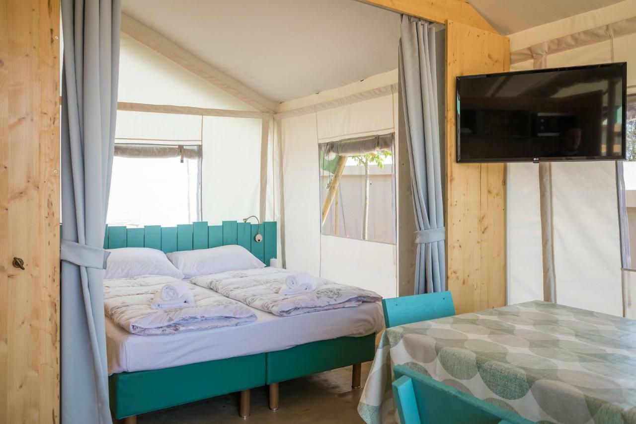 Mobile Homes Camping Santa Marina, Lanterna Tar-Vabriga Exterior foto Interior of a Safari Lodge