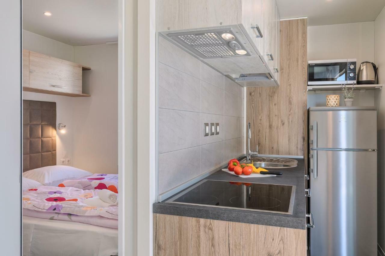 Mobile Homes Camping Santa Marina, Lanterna Tar-Vabriga Exterior foto A kitchen in a mobile home
