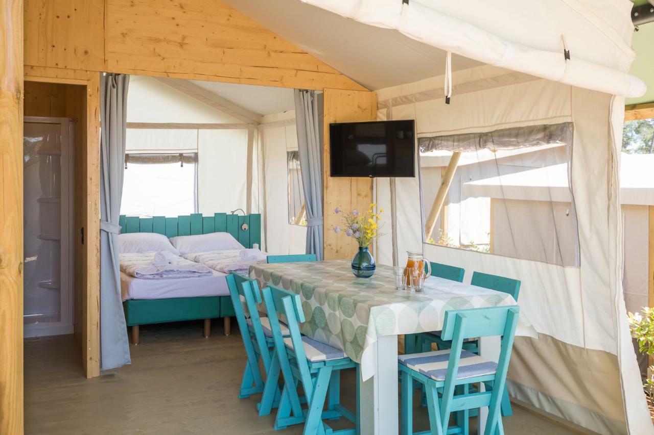Mobile Homes Camping Santa Marina, Lanterna Tar-Vabriga Exterior foto Interior of a safari tent
