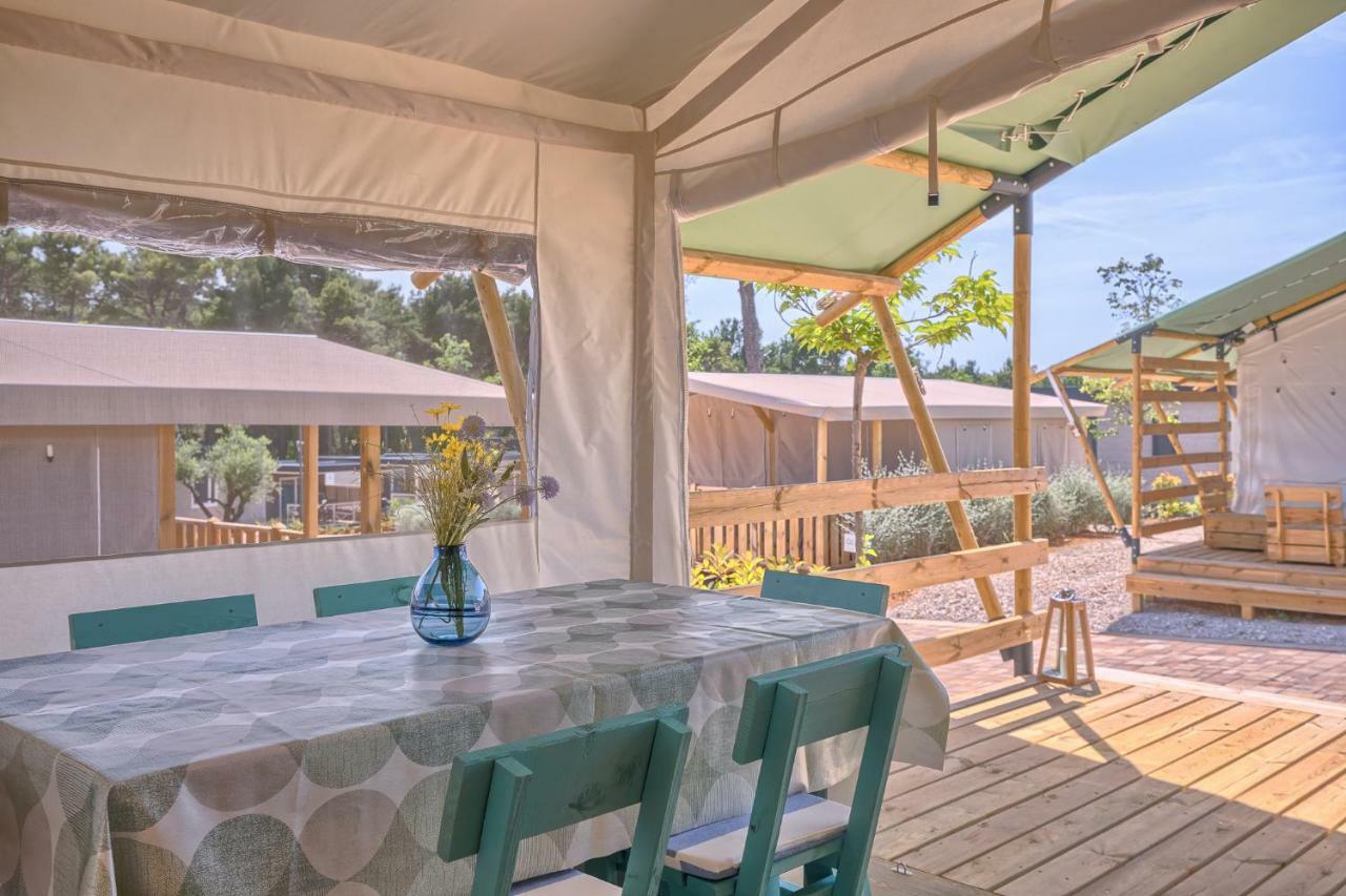Mobile Homes Camping Santa Marina, Lanterna Tar-Vabriga Exterior foto A canvas tent at a campsite