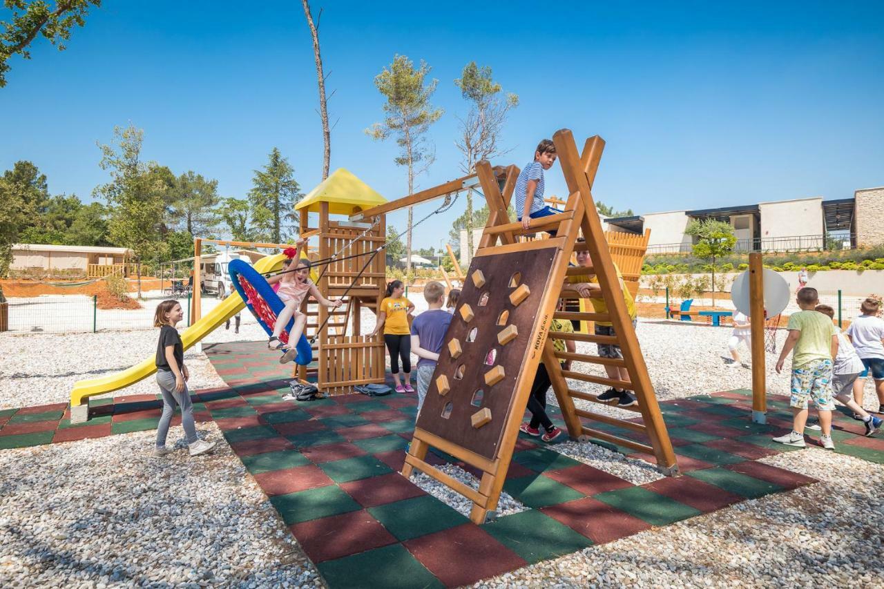 Mobile Homes Camping Santa Marina, Lanterna Tar-Vabriga Exterior foto Playground in the park