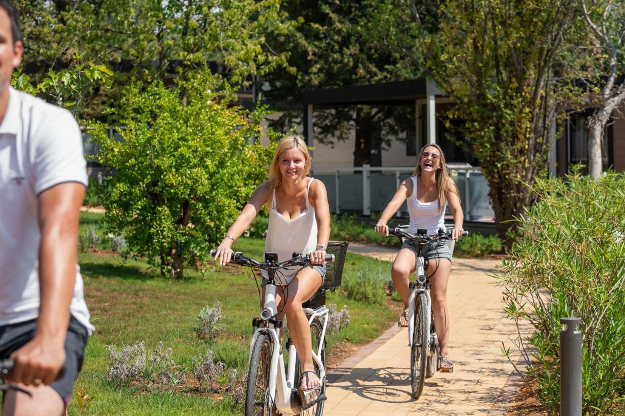 Mobile Homes Camping Santa Marina, Lanterna Tar-Vabriga Exterior foto Cycling in the park
